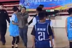 家長(zhǎng)沖進(jìn)場(chǎng)推倒球員！媒體人：事事都要家長(zhǎng)出頭 不是教育 是有病