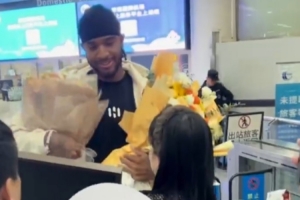 魯媒：山東高速男籃外援克里斯深夜回濟(jì) 受到俱樂部&球迷熱情歡迎