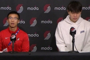 解說(shuō)：我說(shuō)小楊翻譯進(jìn)開(kāi)拓者教練組確系誤傳 已向劉禹鋮先生道歉