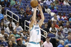 穩(wěn)定得不像新秀！4號秀克尼佩爾16中7砍下20分12板2助