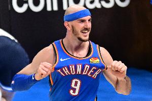 張佳瑋：多特開場給哈登空間 卡魯索示范雷霆全隊有樣學(xué)樣鎖左腳