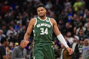 苦苦支撐！字母哥半場12投7中得15分6板2助1蓋帽 球隊落后19分