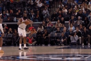 這就是能力！哈登不看人長(zhǎng)傳十分到位 克里斯·鄧恩輕松快下上籃