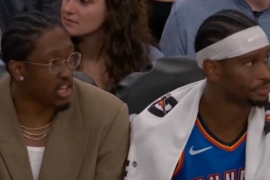 養(yǎng)傷不忘練默契！杰倫威板凳席上與亞歷山大神同步轉(zhuǎn)頭