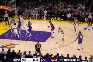 驚險(xiǎn)刺激！拉拉維亞趕在文班亞馬補(bǔ)防之前上籃得分