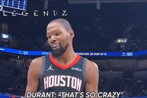 KD：整場(chǎng)都有3個(gè)黑鬼防我 熊蜜：這很聰明啊 KD：你們都被胖揍了