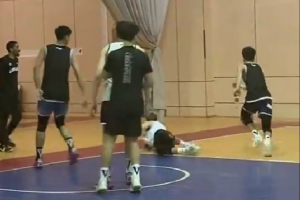 突破被帽了！艾倫回隊(duì)備戰(zhàn)：準(zhǔn)備新賽季 現(xiàn)在的年輕人不講武德鴨