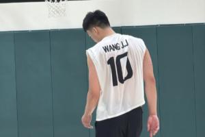 ??天道酬勤！當(dāng)?shù)貢r(shí)間晚上十點(diǎn) 王俊杰仍在球館加練 三分七連中