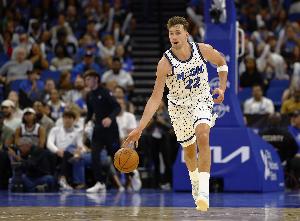 表現(xiàn)全面！小瓦格納半場10中5砍最高15分外加4板3助 罰球4中4