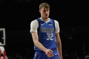 不打控衛(wèi)存在感仍然不強！弗拉格首節(jié)2投1中 得到2分2籃板