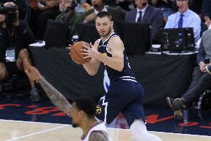 拿手好戲！約基奇四分衛(wèi)長(zhǎng)傳助攻布勞恩快下打成2+1