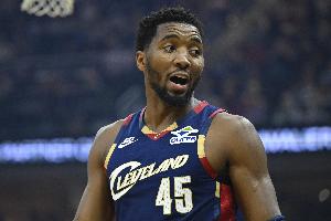 是個好斷！米切爾貼防掏球維金斯被吹犯規(guī) 騎士挑戰(zhàn)成功