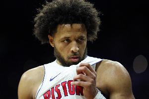 手感不佳但表現(xiàn)全面！康寧漢姆半場(chǎng)瘋狂出手23次 得21分7板5助3斷