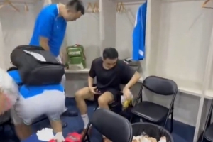 以身作則！韓德君、高詩巖、原帥等老將帶頭打掃更衣室