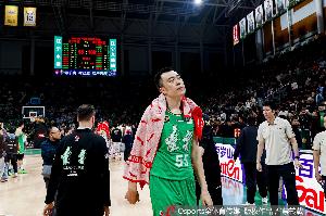 現(xiàn)場遼寧球迷看著韓德君背影落淚 這些老將象征了一代球迷的青春