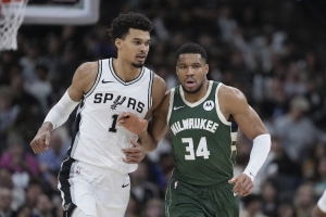 路威：文班亞馬應(yīng)該向字母哥學(xué)習(xí) 他在轉(zhuǎn)換中要多持球