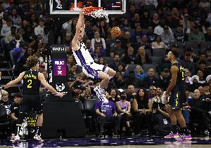 攻強(qiáng)守弱！尤班克斯9中8拿到19分7板 頻頻被約基奇單打得手