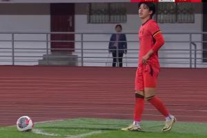 最后時刻U22國足角球 鮑世蒙拔掉角旗桿吃到黃牌，然后把桿子插回