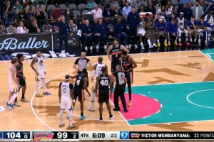 小機(jī)靈鬼！波杰姆斯基和文班爭球 試圖作弊讓霍福德代替但未果