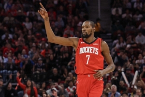 打得很輕松?。《盘m特16中7得23分5板4助2斷 正負(fù)值為+15