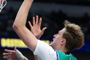 迅速挽尊！弗拉格快攻歐洲步上籃打鐵 隨后撤步三分空心入網(wǎng)