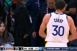 半節(jié)已砍18分！庫(kù)里追身三分轟進(jìn)！勇士反超