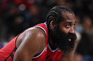 盧：我們的所有對手都在重點盯防哈登 他需要繼續(xù)做出正確的選擇