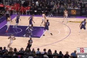 這啥防守？國王退而不防 杰倫·約翰遜追身大空位三分&18-8打停！