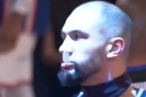 這造型還挺別致??！杰倫·薩格斯直接把頭帶戴脖子上就上場(chǎng)了~