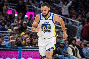 真不容易！庫(kù)里底角接球空位三分終于投中了 高舉雙手慶祝