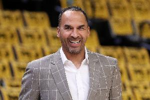 夸梅：哈里森就是個(gè)臭賣(mài)鞋的他對(duì)籃球狗屁不通 獨(dú)行俠咎由自??！