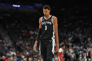 還能進(jìn)步！文班22中11空砍31分15板10助1帽大三雙 8失誤太多了