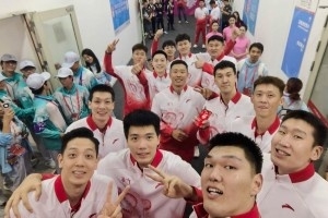 溢出屏幕的喜悅！徐杰曬球隊(duì)奪金后合影：廣東兄弟一起贏！