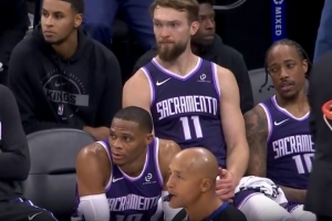 徹底花了！里薩謝飛速反擊 大踏步左手劈扣領(lǐng)先到28分！