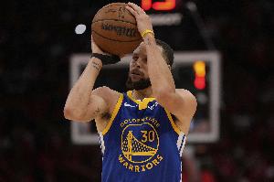 中場(chǎng)沒回更衣室？庫(kù)里：有時(shí)候在場(chǎng)館感受氛圍 比待在更衣室更好