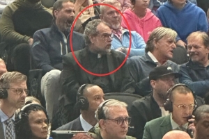 哈里森原來(lái)的座位坐著一位牧師！隊(duì)記：獨(dú)行俠鐵了心要驅(qū)散心魔