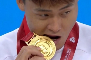 這次咬的是自己的！4年前的全運(yùn)會上 趙睿曾咬過周琦的金牌