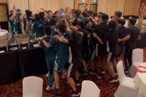 足球的魅力！墨西哥U17驚險晉級淘汰賽 身旁日本球員與其抱作一團