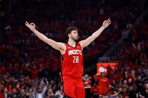 翻倍！申京上賽季三分命中率23.3% 本賽季至今46%