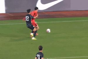 不慣著！韓國(guó)球員挑釁拜合拉木，留洋荷乙的王博豪出頭將其撞倒