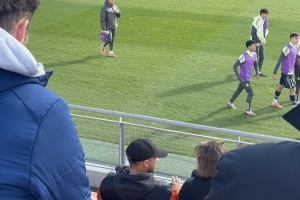 回來看看！阿扎爾現(xiàn)場觀看皇馬梯隊比賽