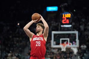 4中3后連續(xù)7投不中！申京上半場11中3得到8分3助2失誤 正負值-11