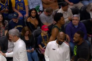 ??身后有亮點！鵜鶘教練席出現(xiàn)了一位窩火的舊將啊