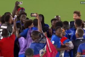 等了半個(gè)多世紀(jì)！海地球員賽后圍一起等待確定晉級(jí)，隨后狂歡慶祝