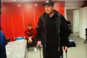 心系球隊(duì)！比利時(shí)取勝即出線，34歲德布勞內(nèi)拄雙拐現(xiàn)身球隊(duì)更衣室