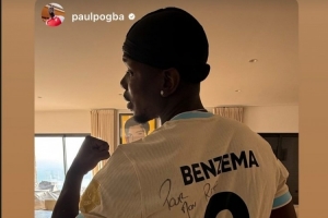 博格巴社媒曬身穿本澤馬簽名球衣照片，本澤馬轉發(fā)動態(tài)