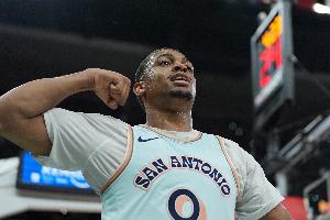 齊發(fā)力！半場凱爾登9中7砍下18分5板 福克斯7中4貢獻12分6助3斷