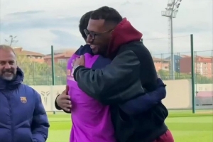 巴薩社媒曬博阿滕造訪訓練基地視頻，與老隊友萊萬擁抱