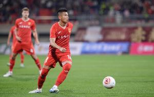 重慶銅梁龍發(fā)售黃希揚(yáng)沖超紀(jì)念圍巾，印有“中超，還給你們了”