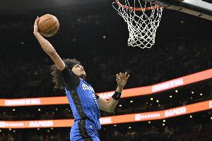 重錘火花！薩格斯邊線發(fā)球送拋傳 布萊克騰空暴起雙手空接砸扣